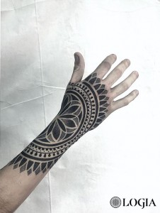 tatuaje-brazo-mano-ornamental-andrea-scollo 